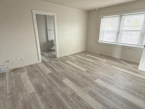 1202 F St #D2, Lincoln, NE 68508