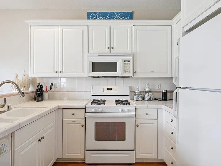 372 Park Ave — Photo 2