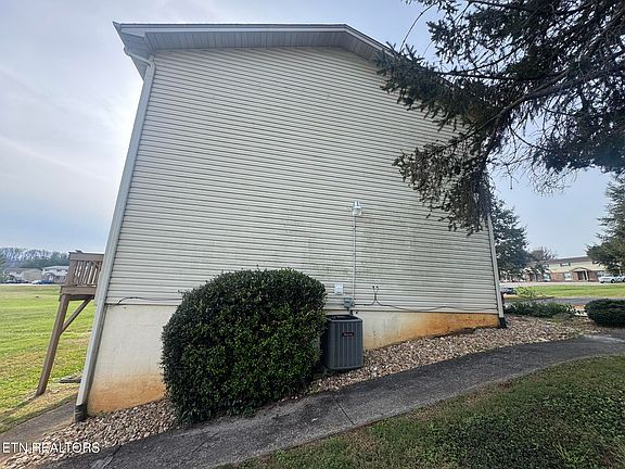3rd image of 1817 Meadowland Ln