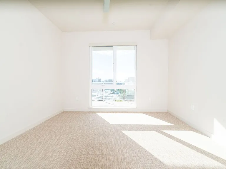 240 W Macarthur Blvd — Photo 4