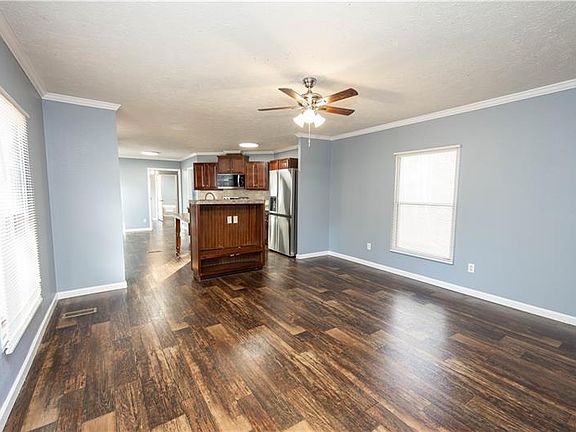 4th image of 585 Lee Road 156