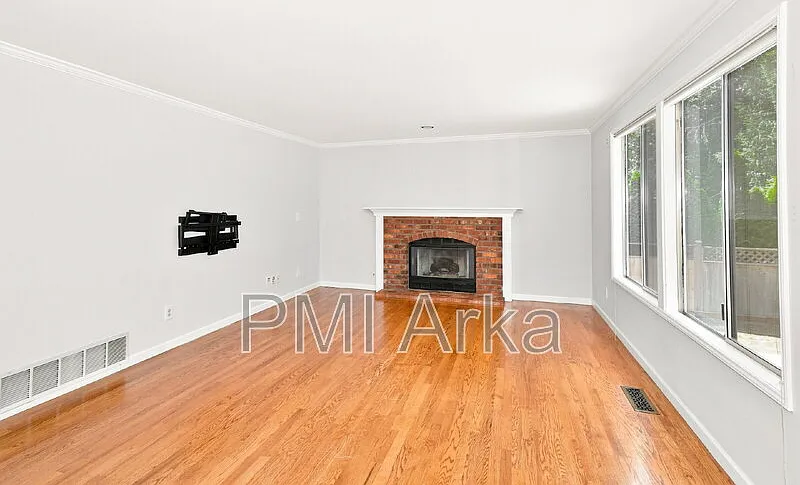4 bed, 2.5 bath, 1940 sqft, $4,195 — Photo 3