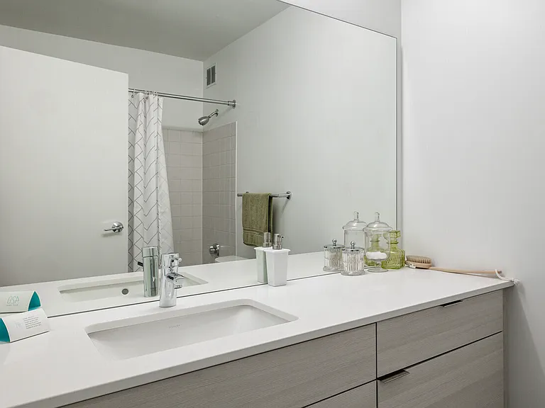 500 E Ohio St #26E — Photo 3