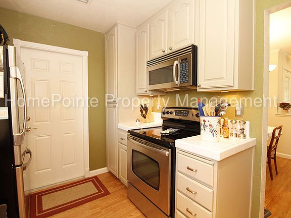 3rd image of 413 Willow Creek Dr