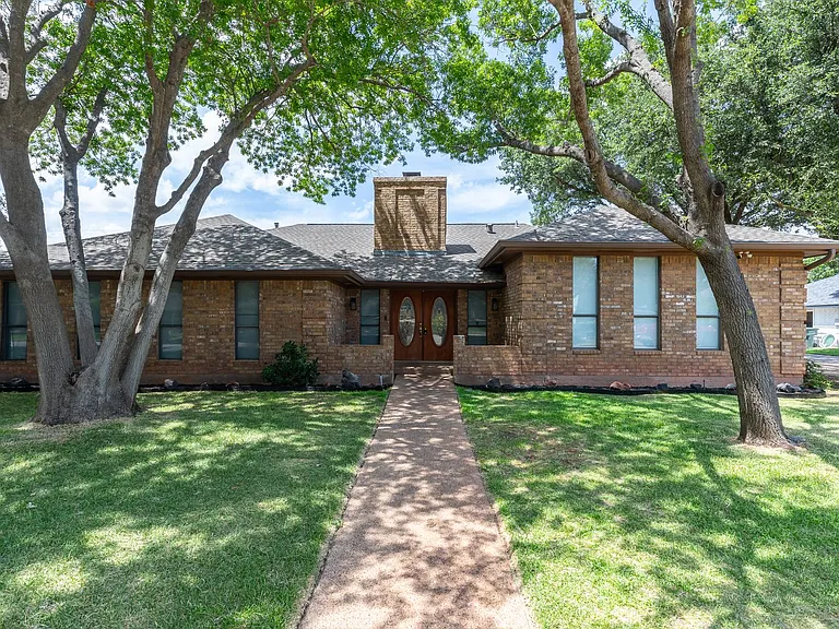 46 Augusta Dr — Photo 1
