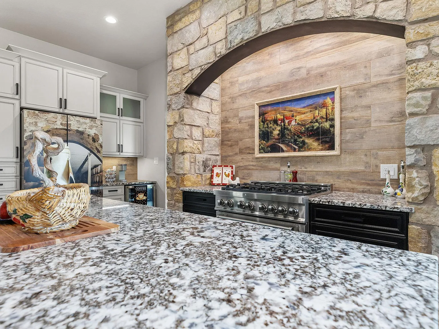 3 bed, 3.0 bath, 2380 sqft, $3,500 — Photo 3