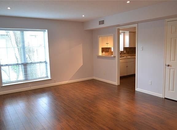 4th image of 5043 Les Chateaux Dr #214