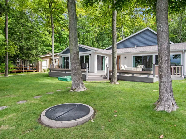 5669 S River Dr, Newaygo, MI 49337