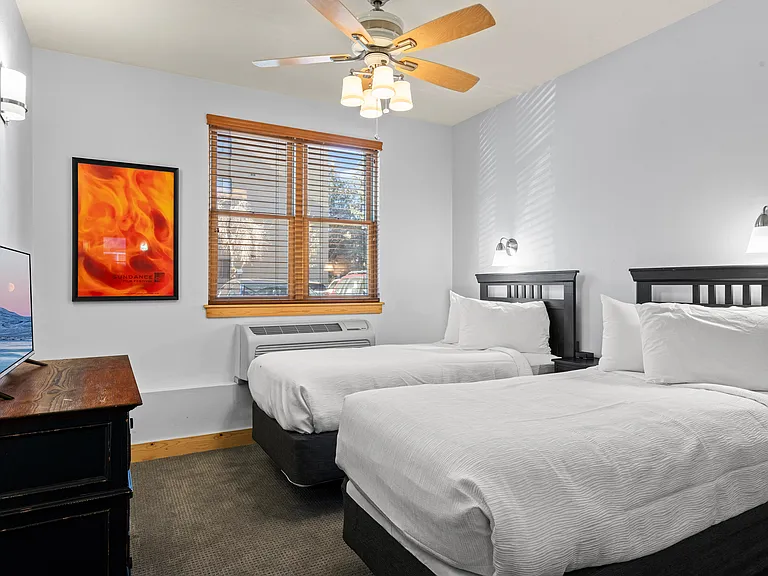 Bedroom Three / Two Twin Beds
