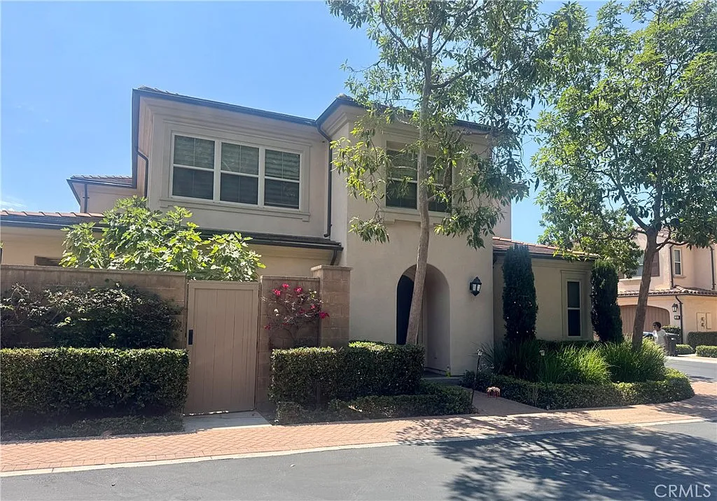4 bed, 1922 sqft, $4,900 — Photo 1