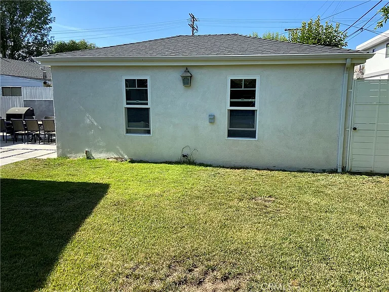 4470 Stansbury Ave — Photo 46