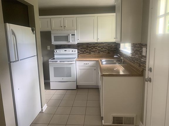 4th image of 2714 S 48th Ter