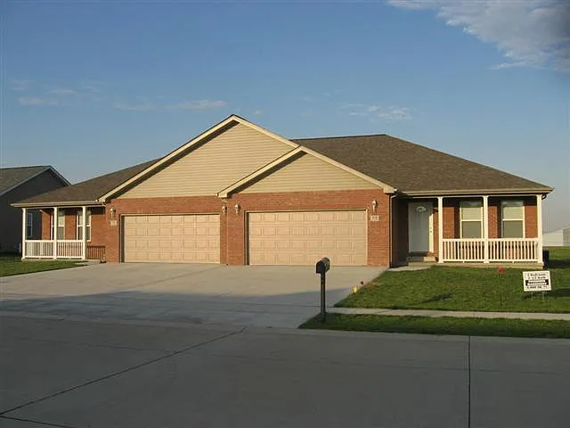 306 Jillian Dr — Photo 1