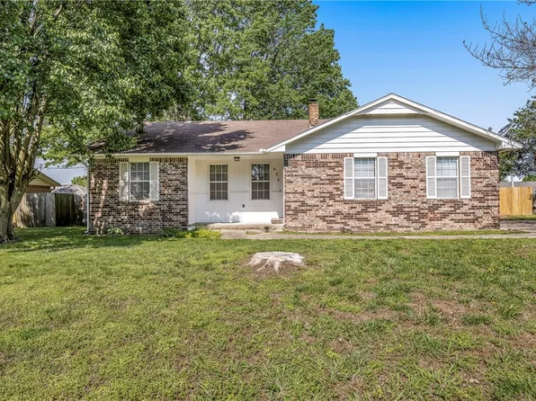655 Bloomfield St, Gentry, AR 72734