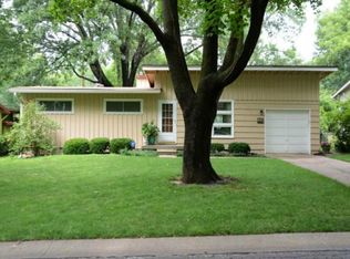 7926 Windsor St, Prairie Village, KS 66208