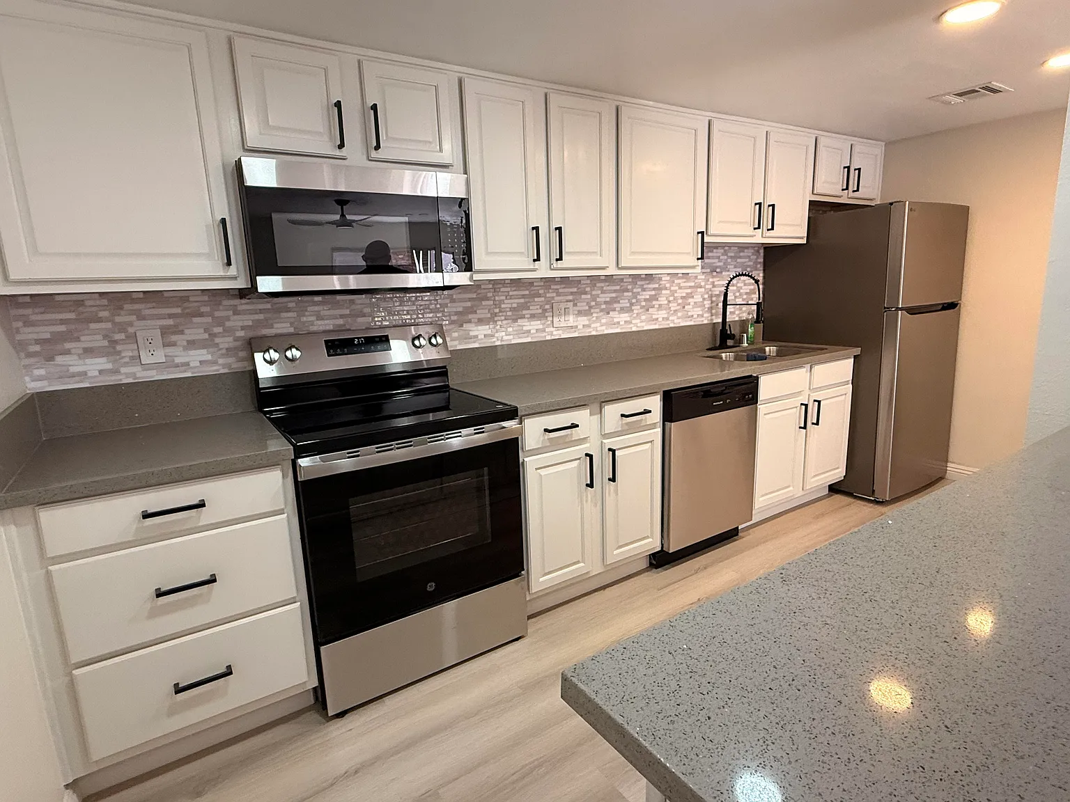 2 bed, 816 sqft, $1,420 — Photo 2