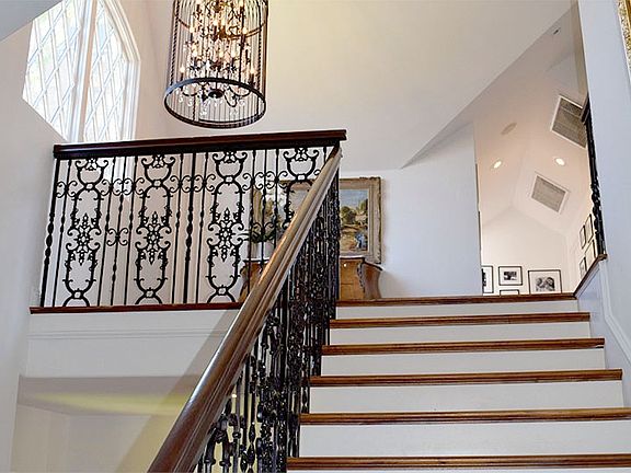 5th image of 550 Country Club Ln