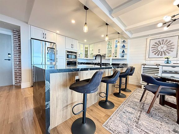 3rd image of 800 SE 20th Avenue #1110
