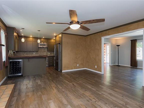 4th image of 1207 E Elm St