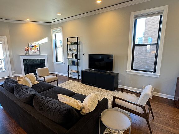 3rd image of 2029 N Kenmore Ave APT 3