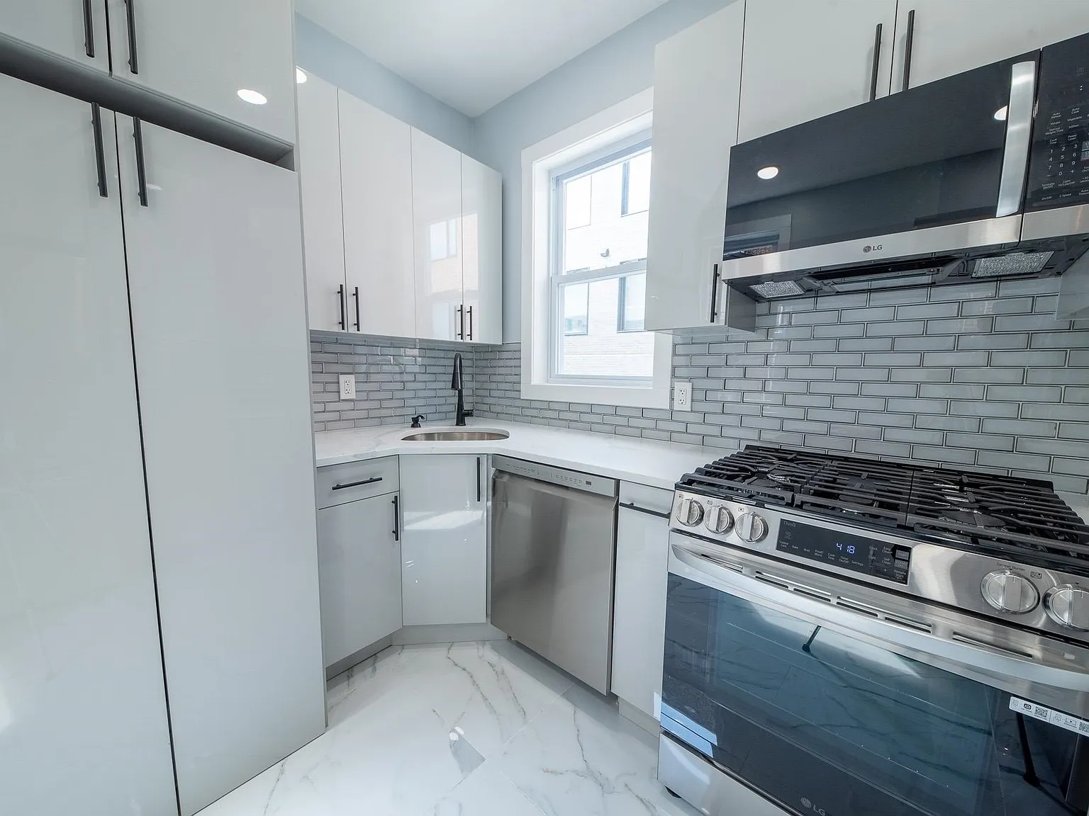 2 bed, 1.0 bath, $3,200 — Photo 4