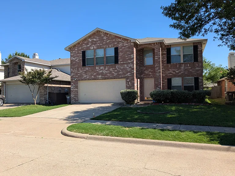 2348 White Oak Dr — Photo 2