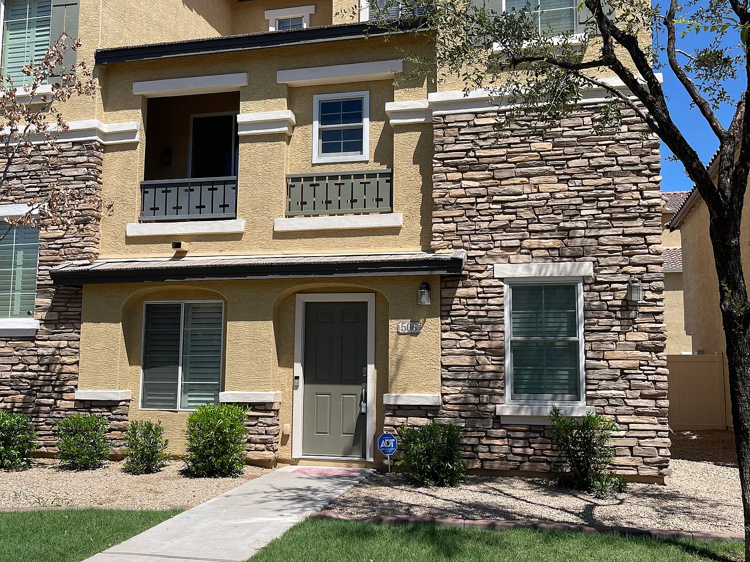 2 bed 2 bath 2 car garage in Gilbert!! — Photo 2