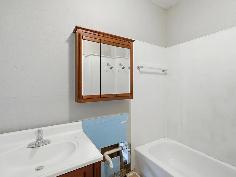 735 Victoria St — Photo 6