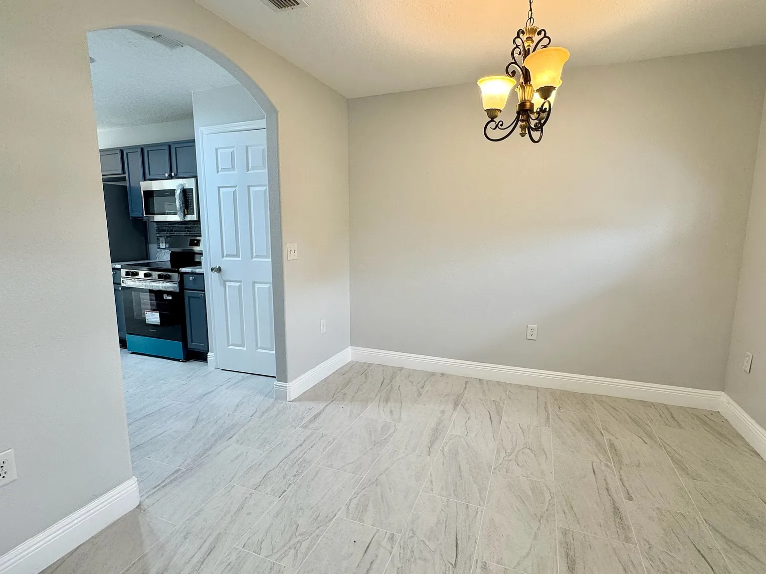 4 bed, 2.5 bath, 2007 sqft, $2,200 — Photo 3