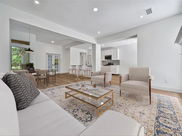 2 Wintergreen Trl, Spring, TX 77382