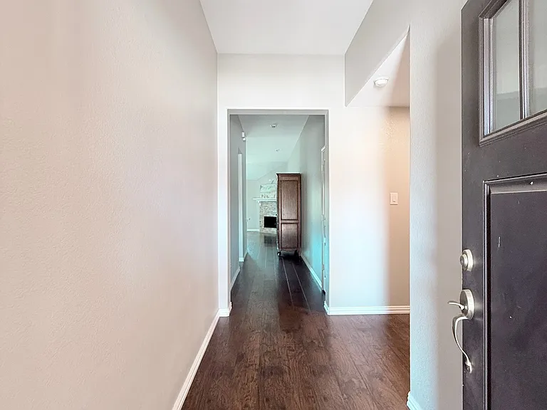 2345 Aurora Dr — Photo 2