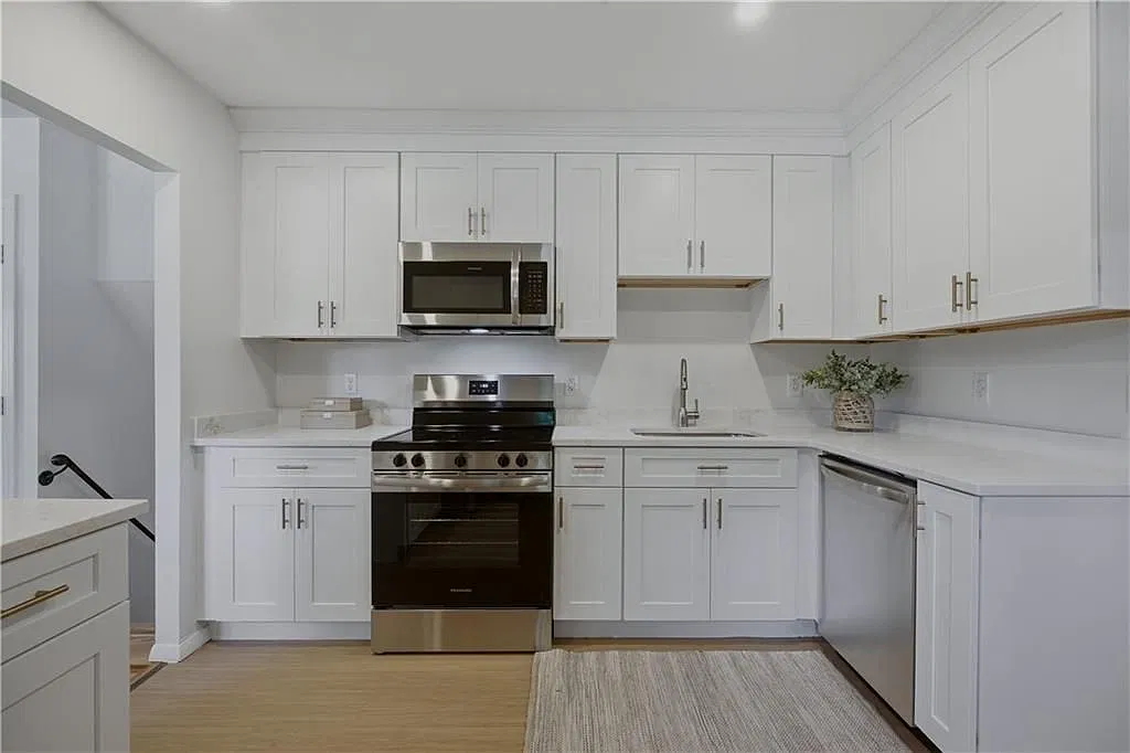 4 bed, 2.0 bath, 1490 sqft, $3,800 — Photo 3