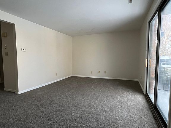 4th image of 460 Emerson Dr APT 2