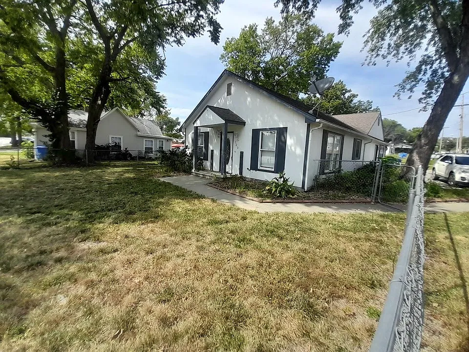 129 E 4th St