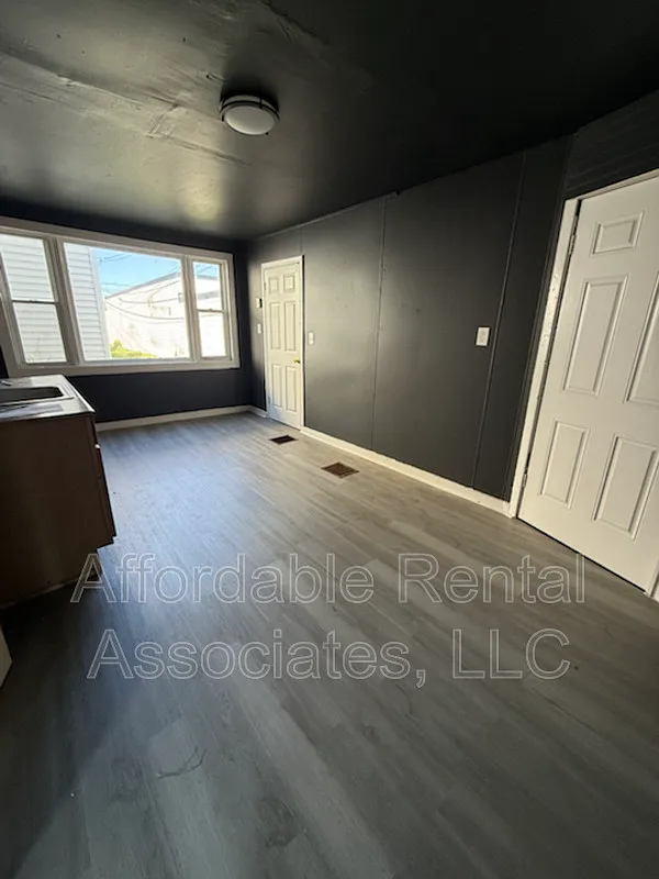 3 bed, 1.0 bath, $1,047 — Photo 3