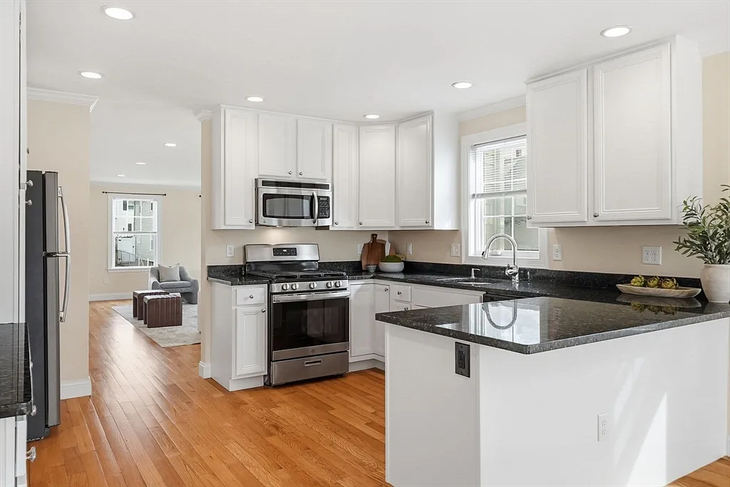 4 bed, 2.5 bath, 2221 sqft, $5,700 — Photo 4