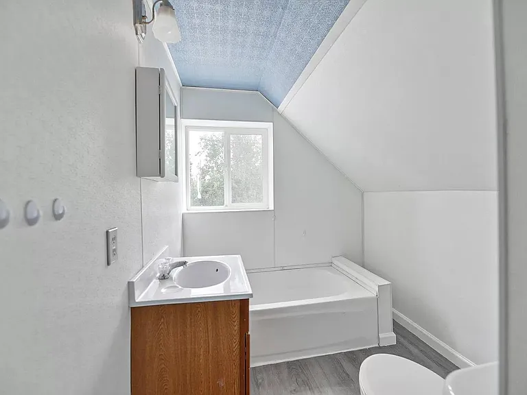 915 W 1st St — Photo 10