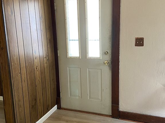 3rd image of 3929 Clybourne Ave