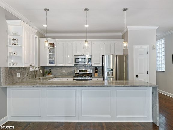 4th image of 1067 N Hermitage Ave #1