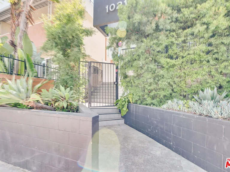 1021 N Genesee Ave #4 — Photo 14