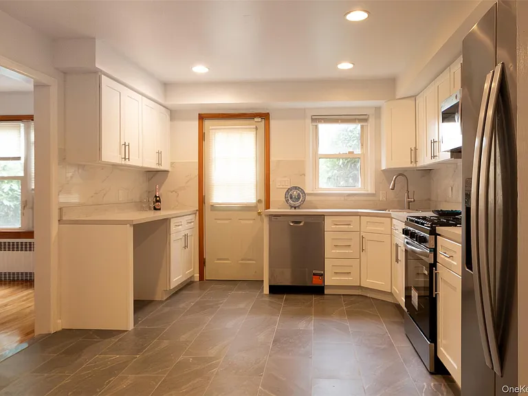 121 Manhasset Ave — Photo 15