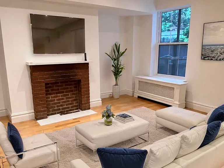 149 E 61st St #1B — Photo 3