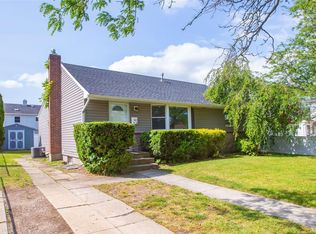 32 Dakota St, Hicksville, NY 11801