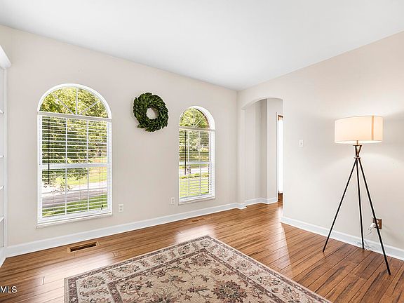 4th image of 1436 Queensbridge Dr