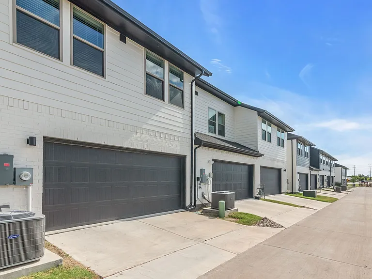7545 Reis Ln — Photo 24