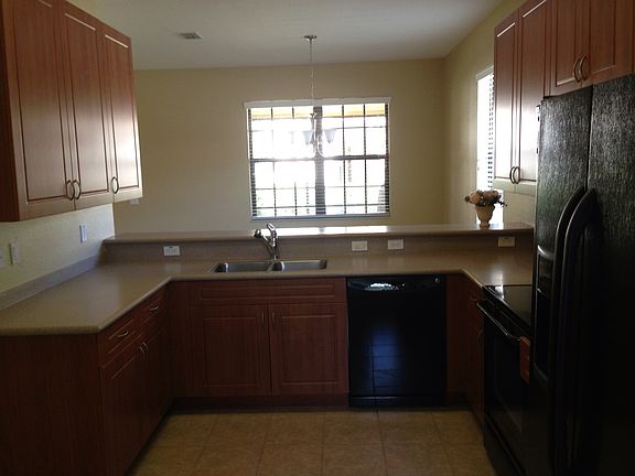 Kitchen with 42" cabinets, breakfast nook, pantry
