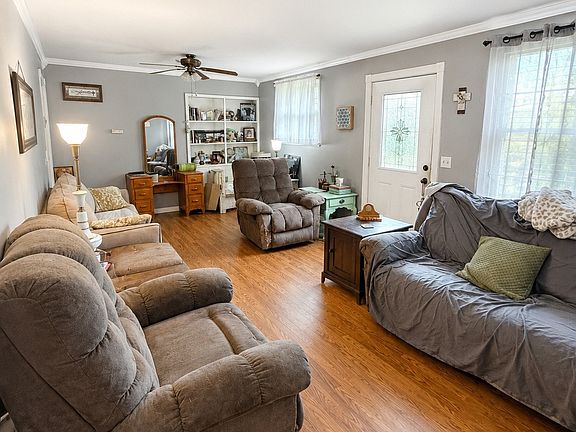 3rd image of 204 Lakeshore Dr