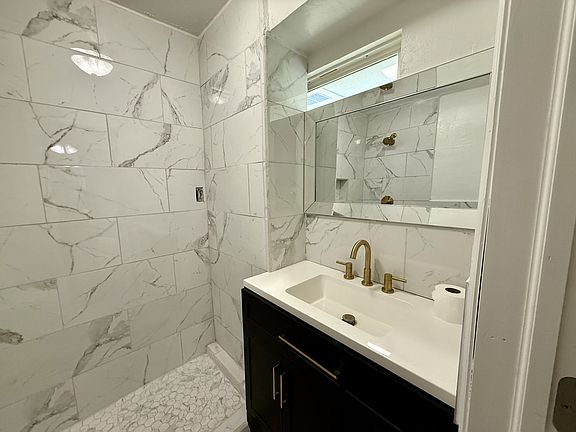 3rd image of 915 W Kings Rd