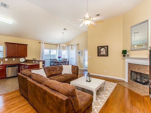 3rd image of 41136 Mandalay Dr
