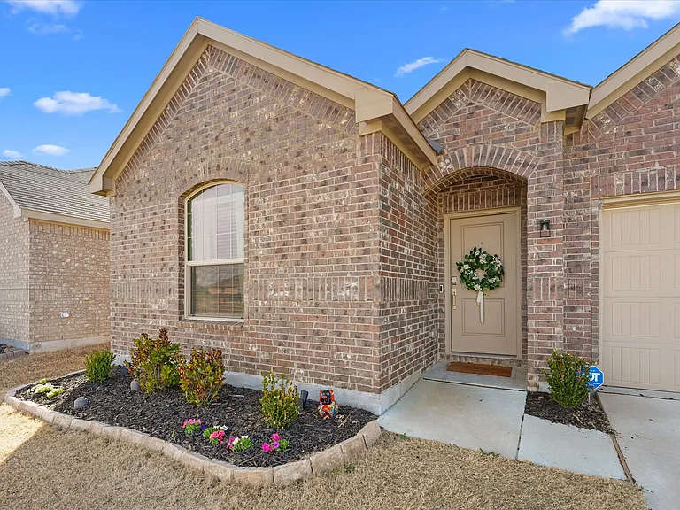 5028 Waterway Dr — Photo 2